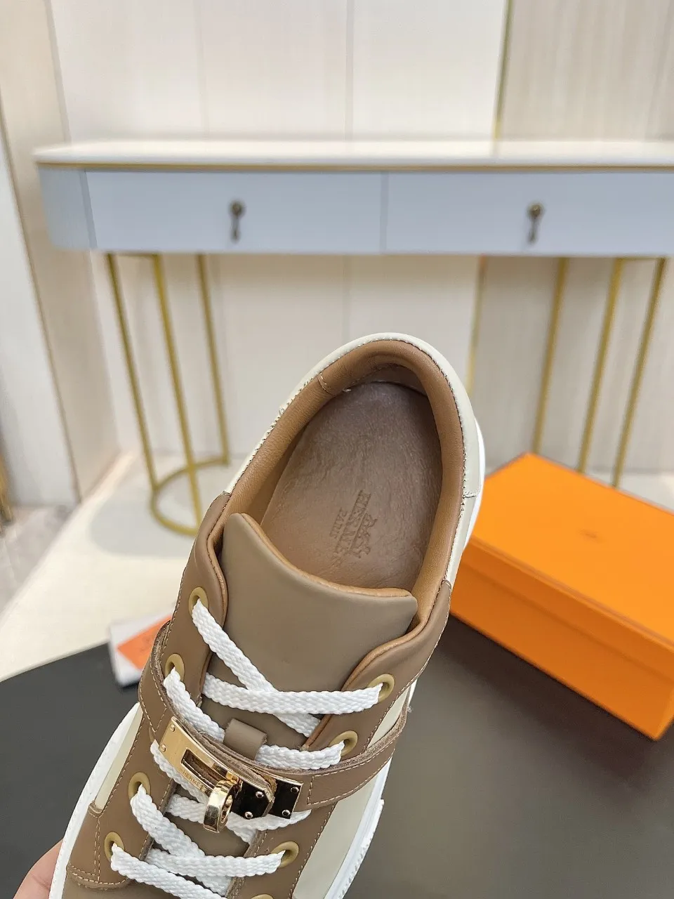 Men's Men's Shoes💰620❤️❤️❤️HERMES 2021 latest Kelly buckle white sneakers are online! The highest version on the market! Purchasing level quality! The H family rarely produces flat casual shoes, and they are styled with classic palladium-plated Kelly shoe buckles! Create a fashionable urban look that perfectly embodies the noble and elegant style of Hermès! Material selection: Fabric imported cowhide, lining + foot pads imported sheepskin, original molded TPU outsole, heavy gold molded kelly buckle full of texture Size: Female: 35-41 (41 is not returnable) Male: 39-45 (45 is not returnable)